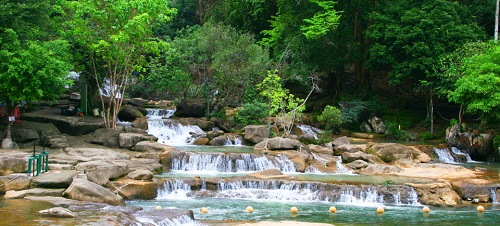 Thác Yang Bay – Khánh Hòa không chỉ nổi tiếng với cánh rừng bí ẩn, với dòng thác hùng vĩ mà còn gắn liền với những chiến tích lẫy lừng trong hai cuộc kháng chiến vĩ đại của dân tộc. Ai đã một lần đến với suối reo, thác đổ, rừng đại ngàn huyền thoại là vấn vương chẳng muốn quay về.